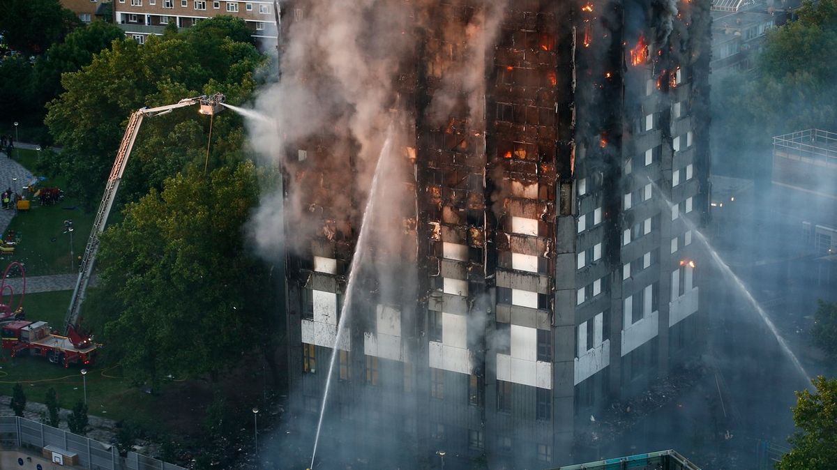 Tři roky od požáru Grenfell Tower. 56 tisíc lidí dodnes žije v nebezpečí